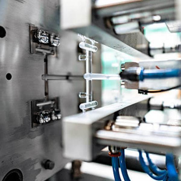 Separation of product and sprue of a plastic lens from Viaoptic after injection moulding.