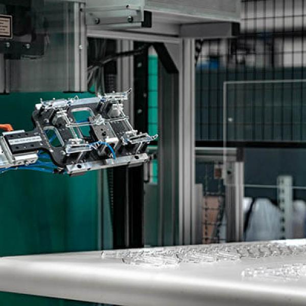Optimisation of the process chain and cost reduction through modular automation in the optical injection moulding process.