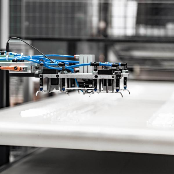 Automation at all levels, from the injection moulding process to automated testing and conveyor systems.