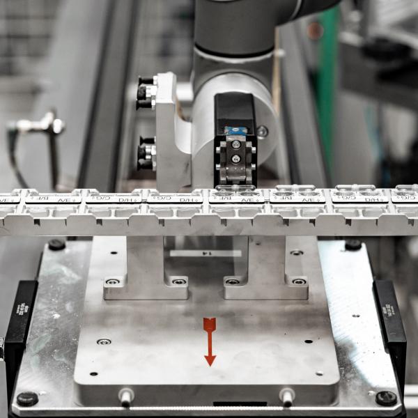 Kundenorientierte Roboterintegration nach Maß für die Fertigung von Kunststoffoptiken.